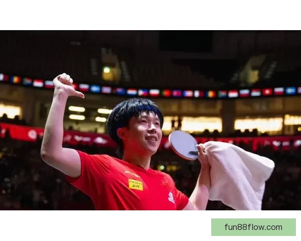 刘国正妻子看王楚钦比赛泪洒现场 累到双手撑地感动不已