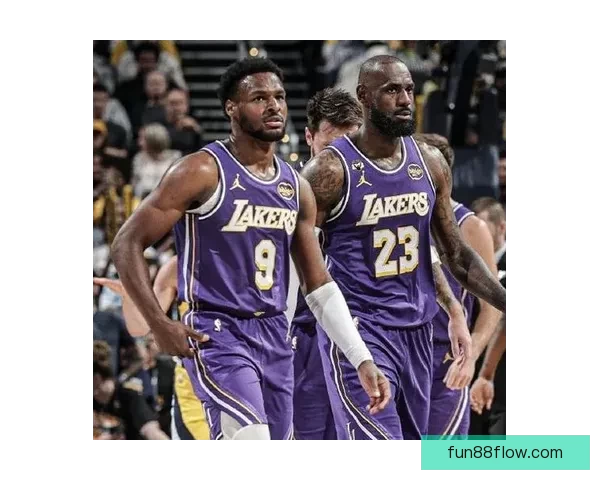 NBA历史首例父子同场助攻 布朗尼接詹姆斯传球命中三分